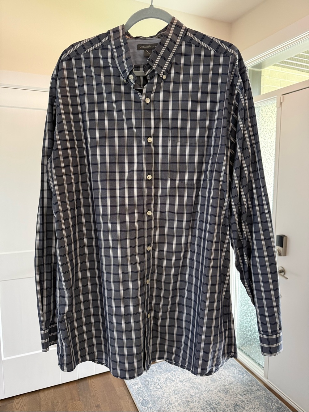 2 x Eddie Bauer Men's XL Button Down Shirts & 1 x Olive Henly